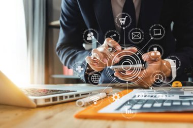 Vr simgesi diyagramı Bürosu'nda sabah ışık ile dijital pazarlama medya sanal screen.businesswoman el ile hareket eden telefon ve modern çalışma hesaplamak 