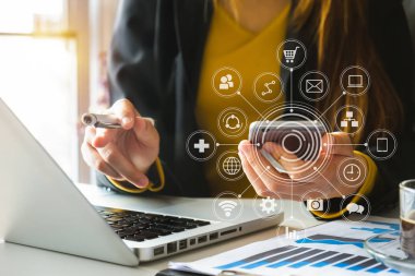 Büyük veri analytics iş destek sistemleri (BI) kavramı ile. Vr grafik ile beyaz Resepsiyon ve grafik simge ile cep telefonu ve dizüstü bilgisayar kullanarak iş adamı