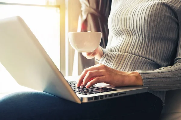 Womman Usando Laptop Digitando Segurando Xícara Café Café Escritório Casa — Fotografia de Stock