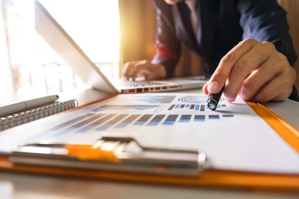 Geschäftsmann Arbeitet Mit Digitalem Tablet Computer Und Smartphone Mit Finanz — Stockfoto