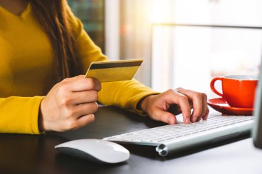 İş kadını elleri akıllı telefon kullanıyor ve dijital katman efektli kredi kartını online alışveriş konsepti olarak tutuyor