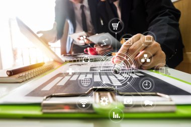 Çalışma ekibi toplantı kavramı, sanal arabirim simgeleri ağ diyagramı modern Bürosu'nda sabah ışık ile akıllı telefon ve dizüstü bilgisayarı ve dijital tablet bilgisayarı kullanarak iş adamı