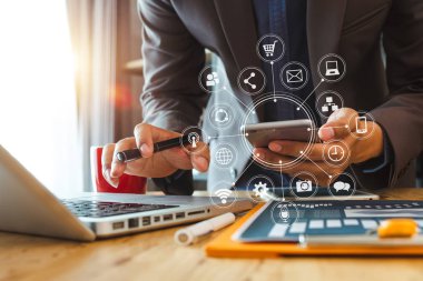 Büyük veri analytics iş destek sistemleri (BI) kavramı ile. Vr grafik ile beyaz Resepsiyon ve grafik simge ile cep telefonu ve dizüstü bilgisayar kullanarak iş adamı
