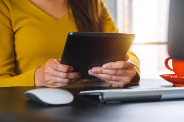 işkadını el akıllı telefon, tablet ödemeler ve holding kredi kartı kullanma online alışveriş, omni kanal, dijital tablet klavye bilgisayar Bürosu'nda güneş ışığı yerleştirme