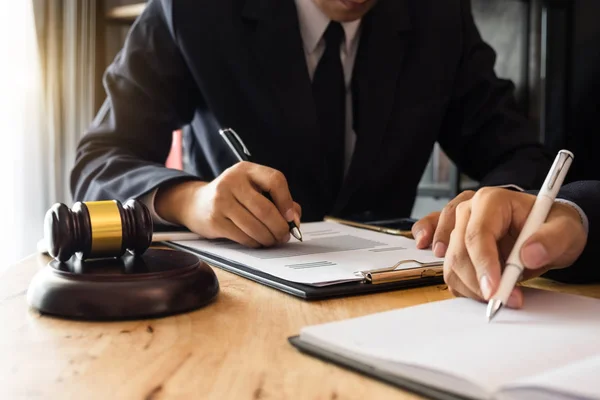 Justiz Und Rechtskonzept Männlicher Richter Einem Gerichtssaal Den Hammer Arbeit — Stockfoto