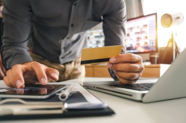 Akıllı telefon kullanan ve dijital katman etkisi diyagramı olan kredi kartı tutan işadamı elleri online alışveriş konsepti olarak kullanılıyor
