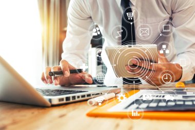 akıllı telefon ve laptop ve dijital tablet bilgisayar sanal simge diyagramı ile modern ofis çalışma işadamı yakın çekim