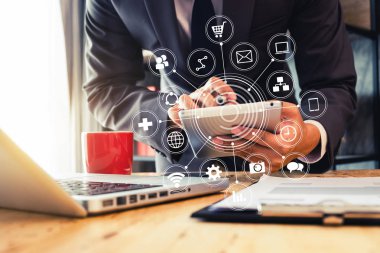 Büyük veri analytics iş destek sistemleri (BI) kavramı ile. Vr grafik ile beyaz Resepsiyon ve grafik simge ile cep telefonu ve dizüstü bilgisayar kullanarak iş adamı