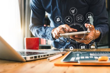 akıllı telefon ve laptop ve dijital tablet bilgisayar sanal simge diyagramı ile modern ofis çalışma işadamı yakın çekim