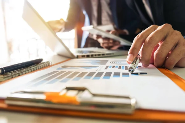 Geschäftsmann Mit Laptop Und Tablet Mit Sozialem Netzwerk Diagramm Und — Stockfoto