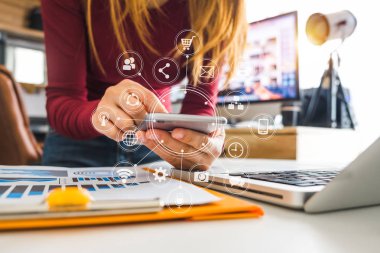 kredi kartı online banka ödeme ile tablet, dizüstü bilgisayar ve holding smartphone kullanarak el yakın iletişim ağı, internet kablosuz uygulama geliştirme eşitleme uygulama, sanal grafik simge diyagramı 