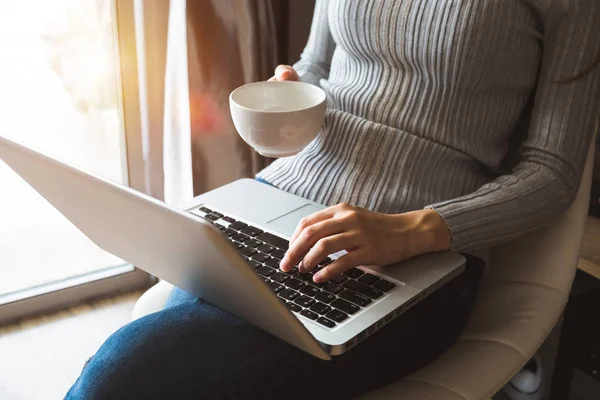 Womman Usando Laptop Digitando Segurando Xícara Café Café Escritório Casa — Fotografia de Stock