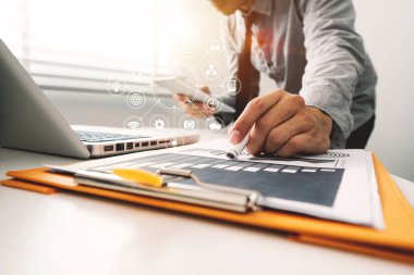 Büyük veri analytics iş destek sistemleri (BI) kavramı ile. Vr grafik ile beyaz Resepsiyon ve grafik simge ile cep telefonu ve dizüstü bilgisayar kullanarak iş adamı