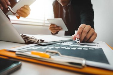 İş takım toplantısı. Fotoğraf profesyonel yatırımcı bir projeyi yeni başlangıç çalışma. Finans görev. Dijital tablet yerleştirme klavye laptop bilgisayar akıllı telefon sabah ışık