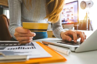 İş kadını elleri akıllı telefon kullanıyor ve dijital katman efektli kredi kartını online alışveriş konsepti olarak tutuyor