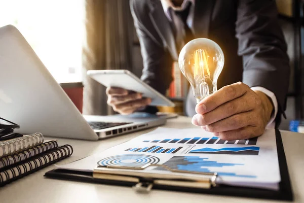 Business Hand Visar Kreativ Affärsstrategi Med Glödlampa Som Begrepp — Stockfoto