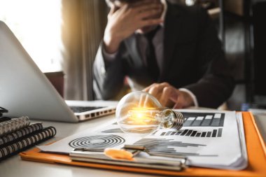 Ampul portresi, ofiste sosyal ağ diyagramı olan stresli bir iş adamı..