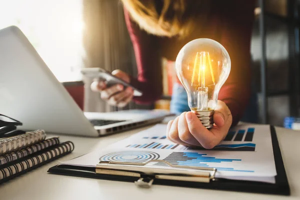 Glödlampa Med Business Hand Arbeta Med Bärbar Dator Och Kreativa — Stockfoto