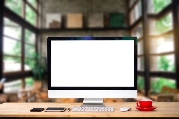 Espacio Trabajo Con Computadora Monitor Teclado Taza Café Pantalla Blanco — Foto de Stock