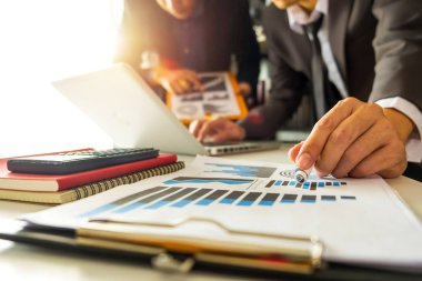 İş takım mevcut. profesyonel yatırımcı bir projeyi yeni başlangıç çalışma. Finans Yöneticileri Toplantısı. Dijital tablet dizüstü bilgisayar sanal arabirim simgeler ile akıllı telefon kullanarak, güneş ışığı Tasarla