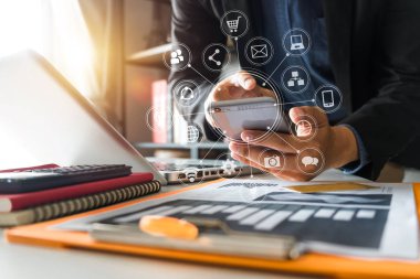 akıllı telefon ve laptop ve dijital tablet bilgisayar sanal simge diyagramı ile modern ofis çalışma işadamı yakın çekim