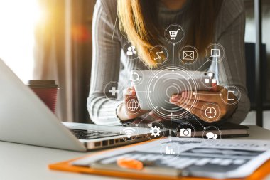  iş kadın el sabah ışığında modern ofis dizüstü bilgisayar, tablet ve sanal simge diyagramı ile modern ofisindeki akıllı telefon ile çalışma 