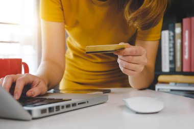İş kadını elleri akıllı telefon kullanıyor ve dijital katman efektli kredi kartını online alışveriş konsepti olarak tutuyor