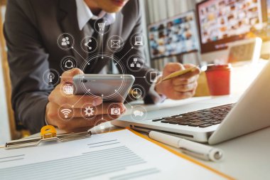 kredi kartı online banka ödeme ile tablet, dizüstü bilgisayar ve holding smartphone kullanarak el yakın iletişim ağı, internet kablosuz uygulama geliştirme eşitleme uygulama, sanal grafik simge diyagramı 