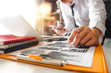 Vr simgesi diyagramı Bürosu'nda sabah ışık ile dijital pazarlama medya sanal screen.businesswoman el ile hareket eden telefon ve modern çalışma hesaplamak 