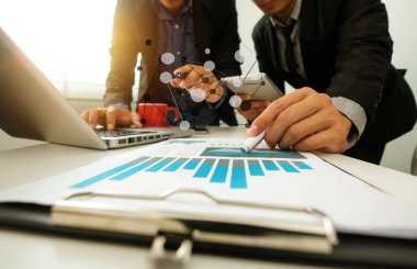 Yeni başlangıç projesi ile çalışma present.professional yatırımcı toplantı iş takım. Finans yöneticileri görev. Sabah ışığında dijital tablet dizüstü bilgisayar tasarımı akıllı telefon