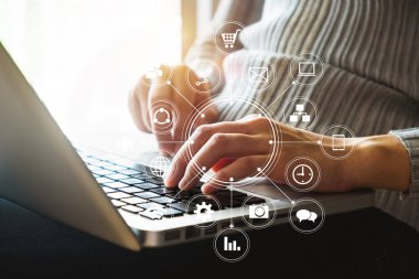 Vr simgesi diyagramı Bürosu'nda sabah ışık ile dijital pazarlama medya sanal screen.businesswoman el ile hareket eden telefon ve modern çalışma hesaplamak 