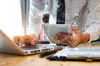 Büyük veri analytics iş destek sistemleri (BI) kavramı ile. Vr grafik ile beyaz Resepsiyon ve grafik simge ile cep telefonu ve dizüstü bilgisayar kullanarak iş adamı