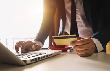 Akıllı telefon kullanan ve dijital katman etkisi diyagramı olan kredi kartı tutan işadamı elleri online alışveriş konsepti olarak kullanılıyor
