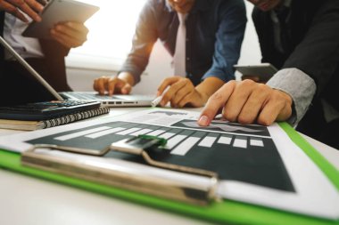 İş takım toplantısı. Fotoğraf profesyonel yatırımcı bir projeyi yeni başlangıç çalışma. Finans görev. Dijital tablet yerleştirme klavye laptop bilgisayar akıllı telefon sabah ışık