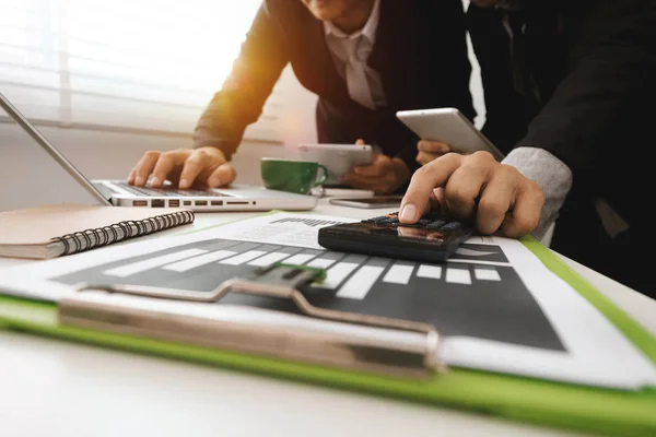 Geschäftsdokumente Auf Dem Bürotisch Mit Smartphone Und Digitalem Tablet Und — Stockfoto