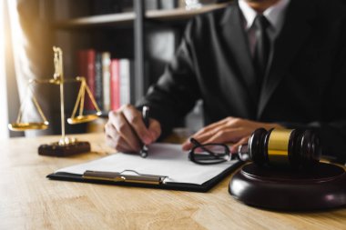 Adalet ve hukuk kavramı. Erkek Yargıç bir mahkemede tokmak, çalışma, dijital tablet bilgisayar yerleştirme klavye, Gözlük, ahşap masa 