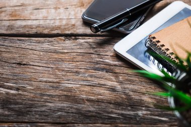 Ajandalı iş konsepti, cep telefonu, tablet ve hesap makinesi. Space Creative stüdyo konseptini kopyala