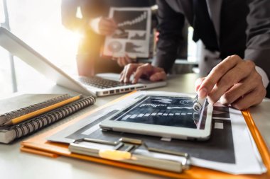 Yeni başlangıç proje. İş takım finans yöneticileri görev ile çalışma present.professional yatırımcı toplantı. akıllı telefon ve dizüstü bilgisayarı ve dijital tablet bilgisayarı sabah ışık ile