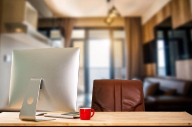 bilgisayar, dizüstü bilgisayar, ofis malzemeleri ve kahve fincanı, smartphone ve tablet vasıl yazıhane ile çalışma alanı. Resepsiyon iş kavramı. sabah ışığında