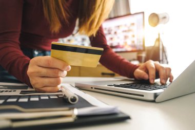 İş kadını elleri akıllı telefon kullanıyor ve dijital katman efektli kredi kartını online alışveriş konsepti olarak tutuyor