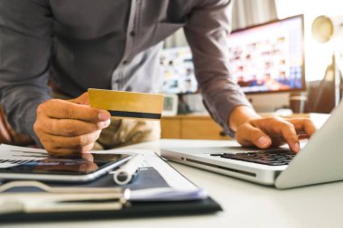 Akıllı telefon kullanan ve dijital katman etkisi diyagramı olan kredi kartı tutan işadamı elleri online alışveriş konsepti olarak kullanılıyor