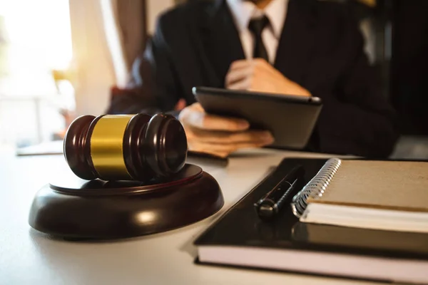 Justiça Direito Concept Male Juiz Tribunal Martelo Trabalhando Com Telefone — Fotografia de Stock
