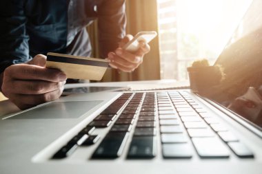 İş takım mevcut. profesyonel yatırımcı çalışma projesi. Finans Yöneticileri Toplantısı. Dijital tablet ekran tasarım akıllı telefon, sabah ışığında bilgisayarla bağlantı istasyonu