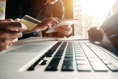 İş takım mevcut. profesyonel yatırımcı çalışma projesi. Finans Yöneticileri Toplantısı. Dijital tablet ekran tasarım akıllı telefon, sabah ışığında bilgisayarla bağlantı istasyonu