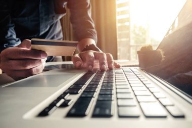 İş kadını elleri akıllı telefon kullanıyor ve dijital katman efektli kredi kartını online alışveriş konsepti olarak tutuyor