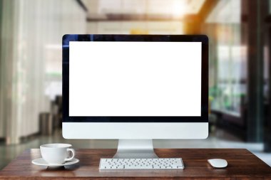 Çalışma alanı bilgisayar monitörü, klavye, boş ekran kahve ile smartphone Kupası ve parlak office odası iç tabloda tablet.