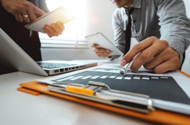 Yeni başlangıç proje. İş takım finans yöneticileri görev ile çalışma present.professional yatırımcı toplantı. akıllı telefon ve dizüstü bilgisayarı ve dijital tablet bilgisayarı sabah ışık ile