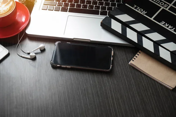 Ofis Malzemeleri Film Dizüstü Bilgisayar Akıllı Telefon Tablet Kahve Fincanı — Stok fotoğraf