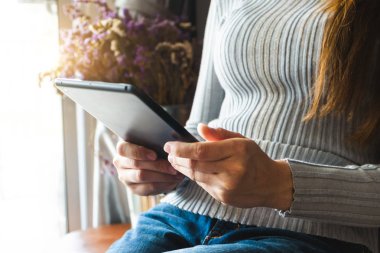 Akıllı telefon, tablet ödemeleri ve kredi kartı online alışveriş, omni kanal, dijital tablet klavye bilgisayarı kullanan iş kadını.
