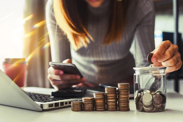 Hombre Negocios Sosteniendo Monedas Poniendo Vidrio Con Uso Teléfono Inteligente —  Fotos de Stock